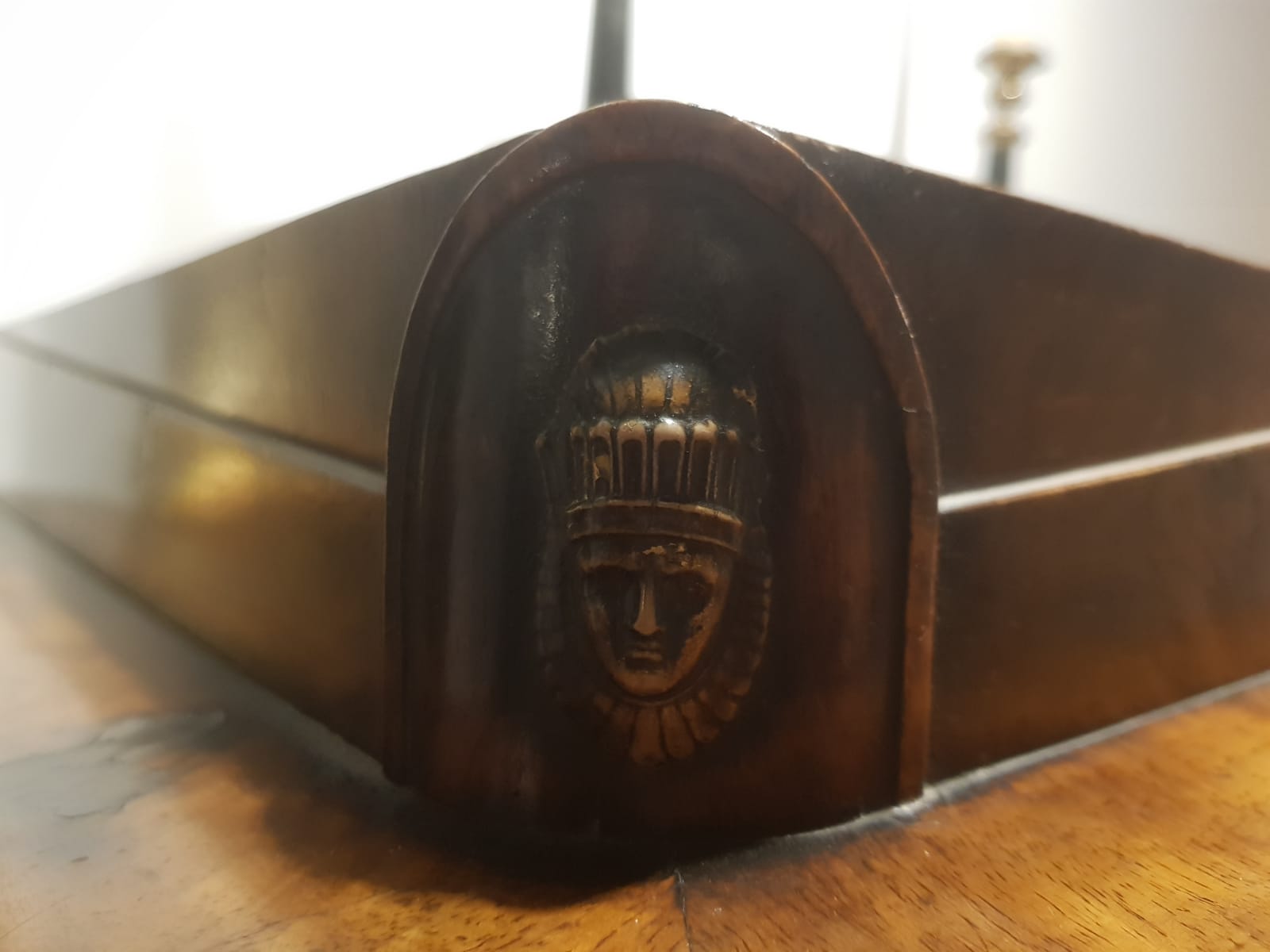 obere Ecke außen. fehlt auf der anderen Seite
