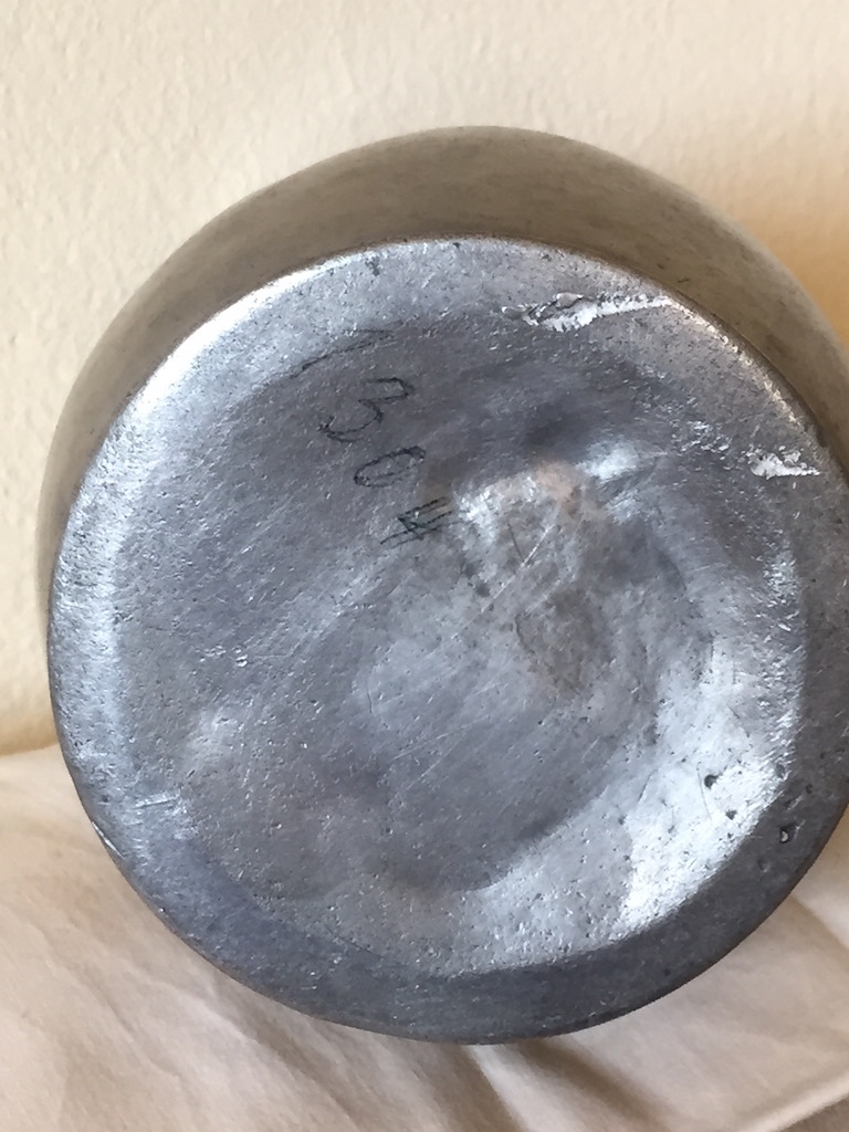 Schlichte Zinnkanne mit Deckel, Boden mit Zahl