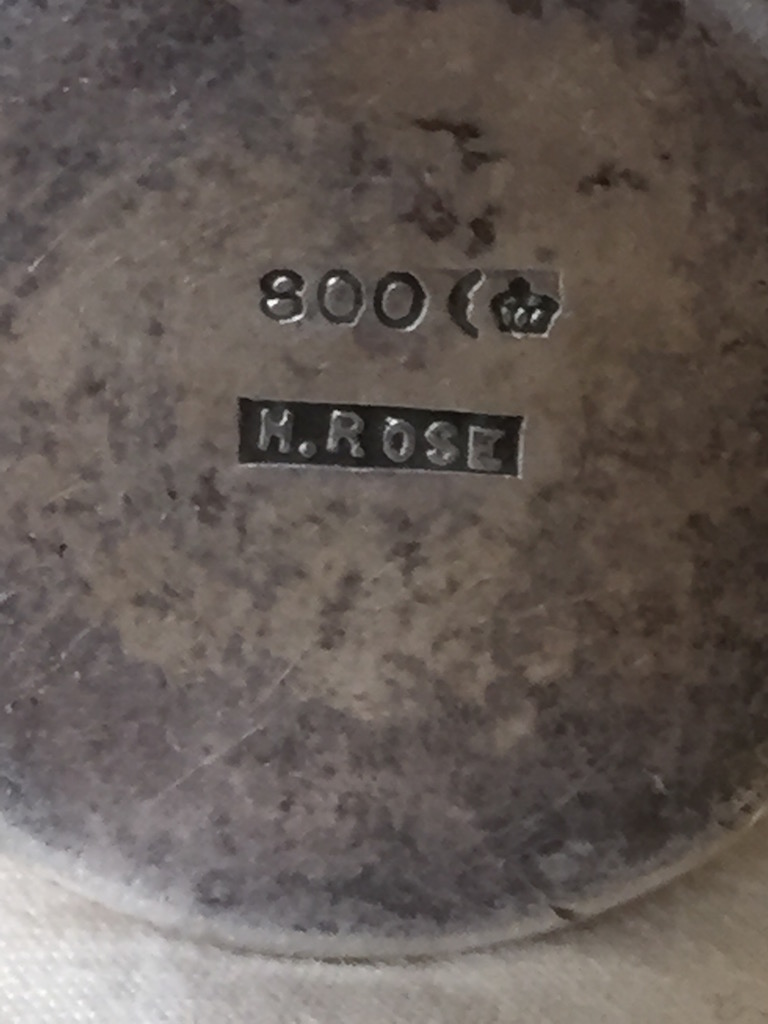 Punze am Boden des Schnapsbechers.