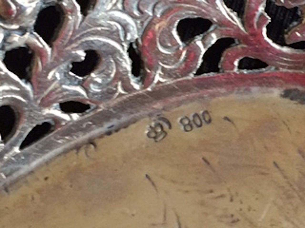 Punze in der Schale mit Kindern/Engeln.