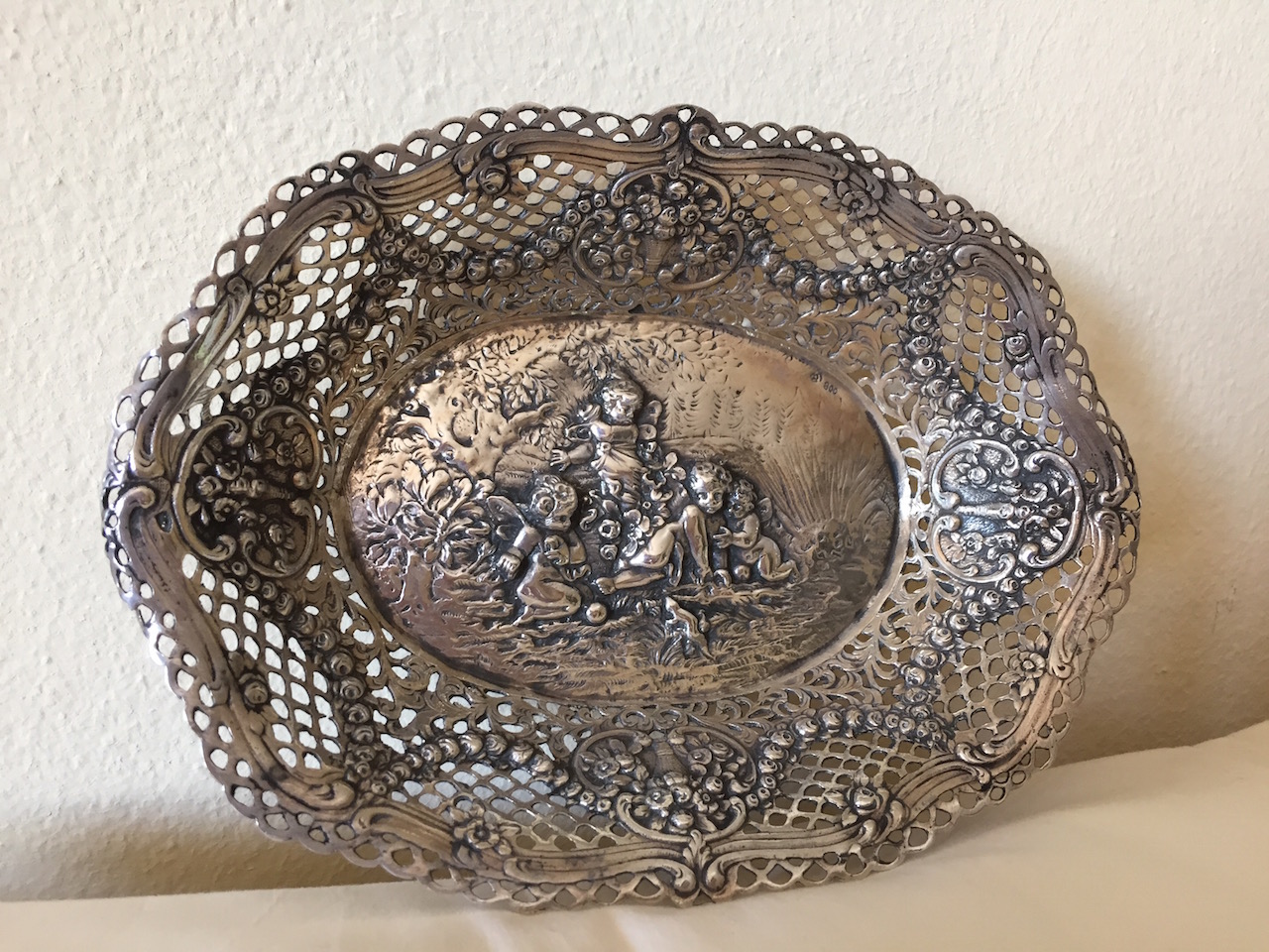 Schale mit Kindern oder Engeln die spielen als Motiv.