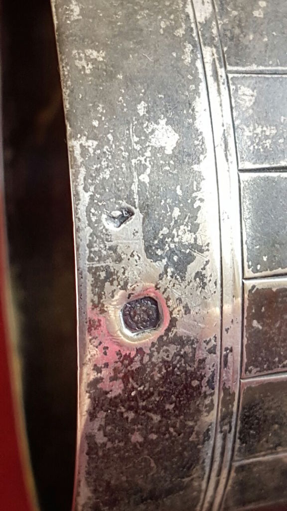 Punze am Silberbecher.