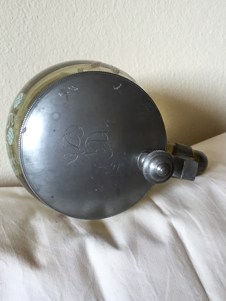 Glaskrugdeckel mit Gravur.