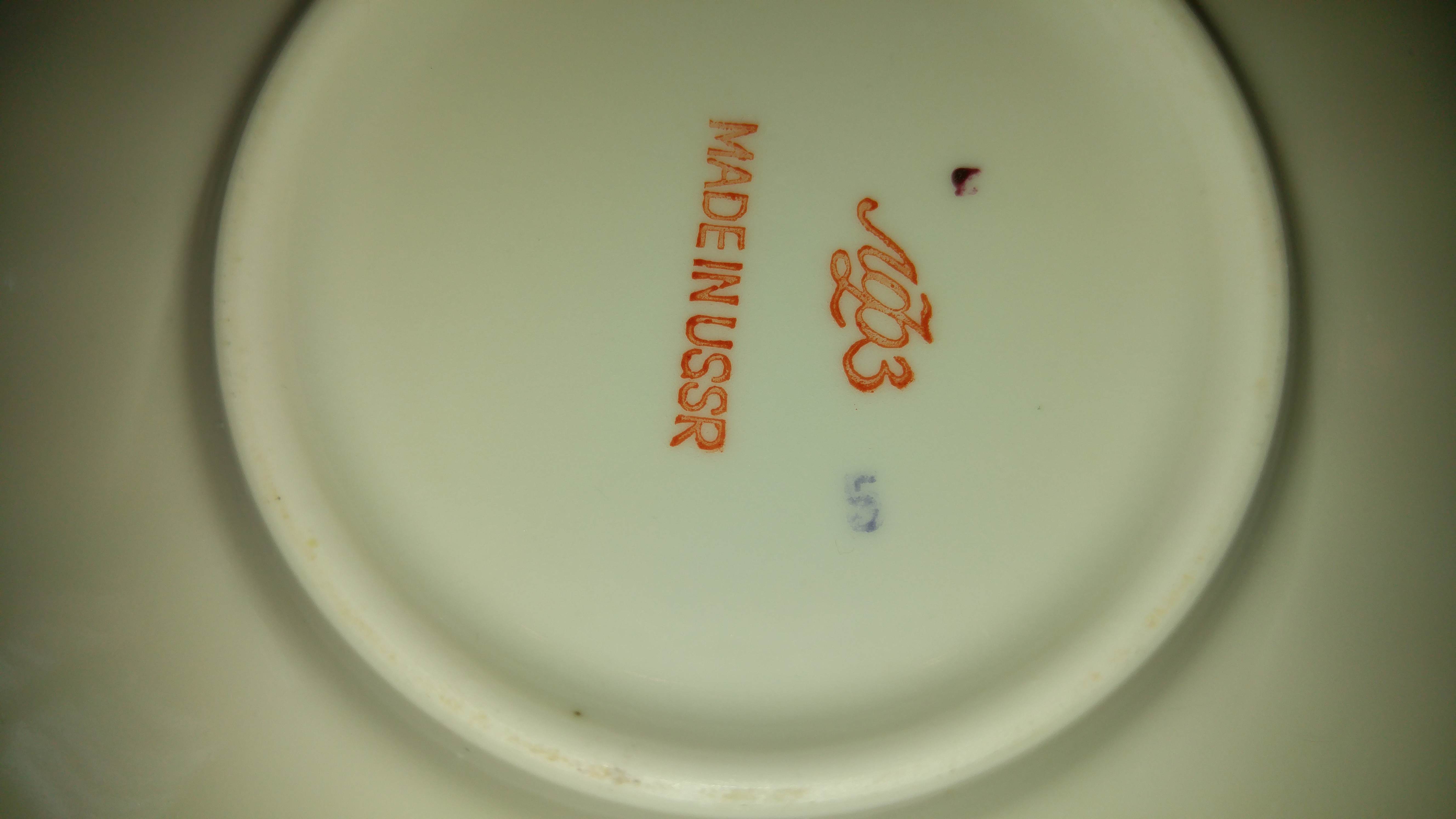 Eine 5 und ein dunkelroter Punkt.