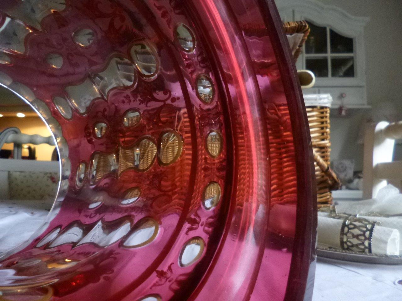 Die Abstufung der breiteren Basis zum oberen Teil des Zylinders. Innen ist alles glatt.