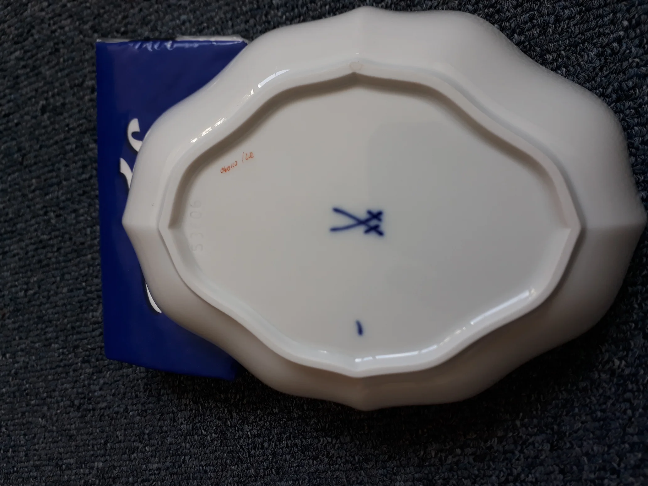 Meissen Blumenmotiv Boden noch mal.jpg
