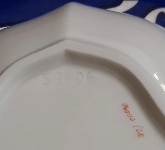 Meissen Blumenmotiv Formnummer, Malernummer.jpg