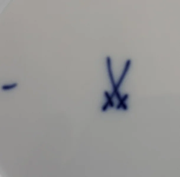 Meissen Blumenmotiv Schwerter.jpg