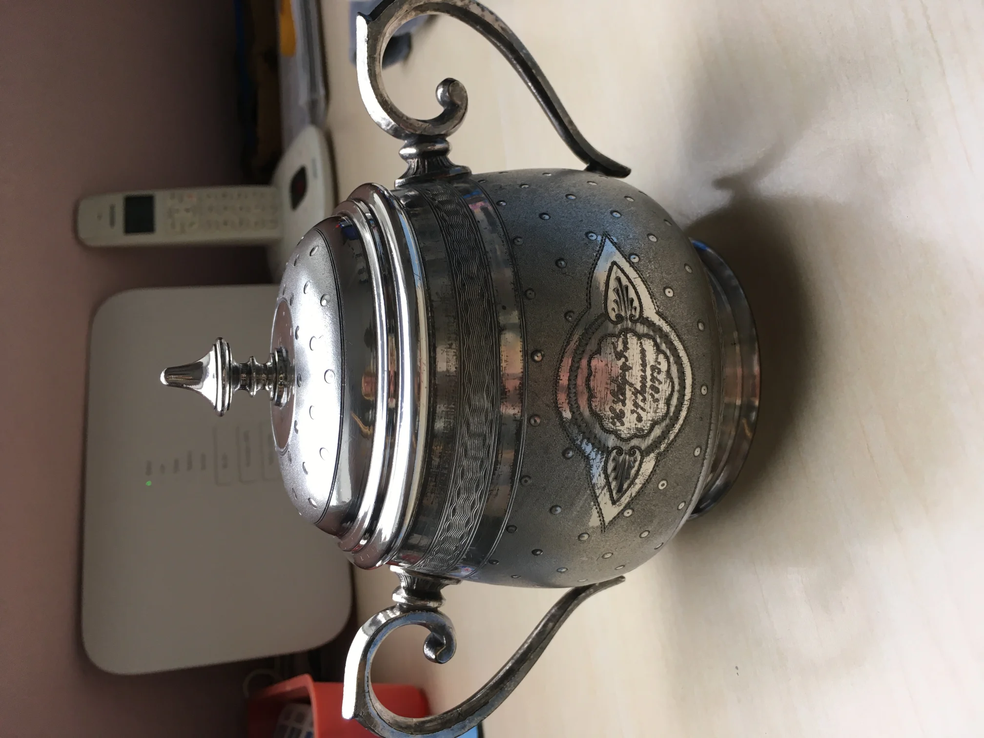 Die Dose ist mit Henkeln ca. 20 cm breit und mit Deckel ca. 17 cm hoch.