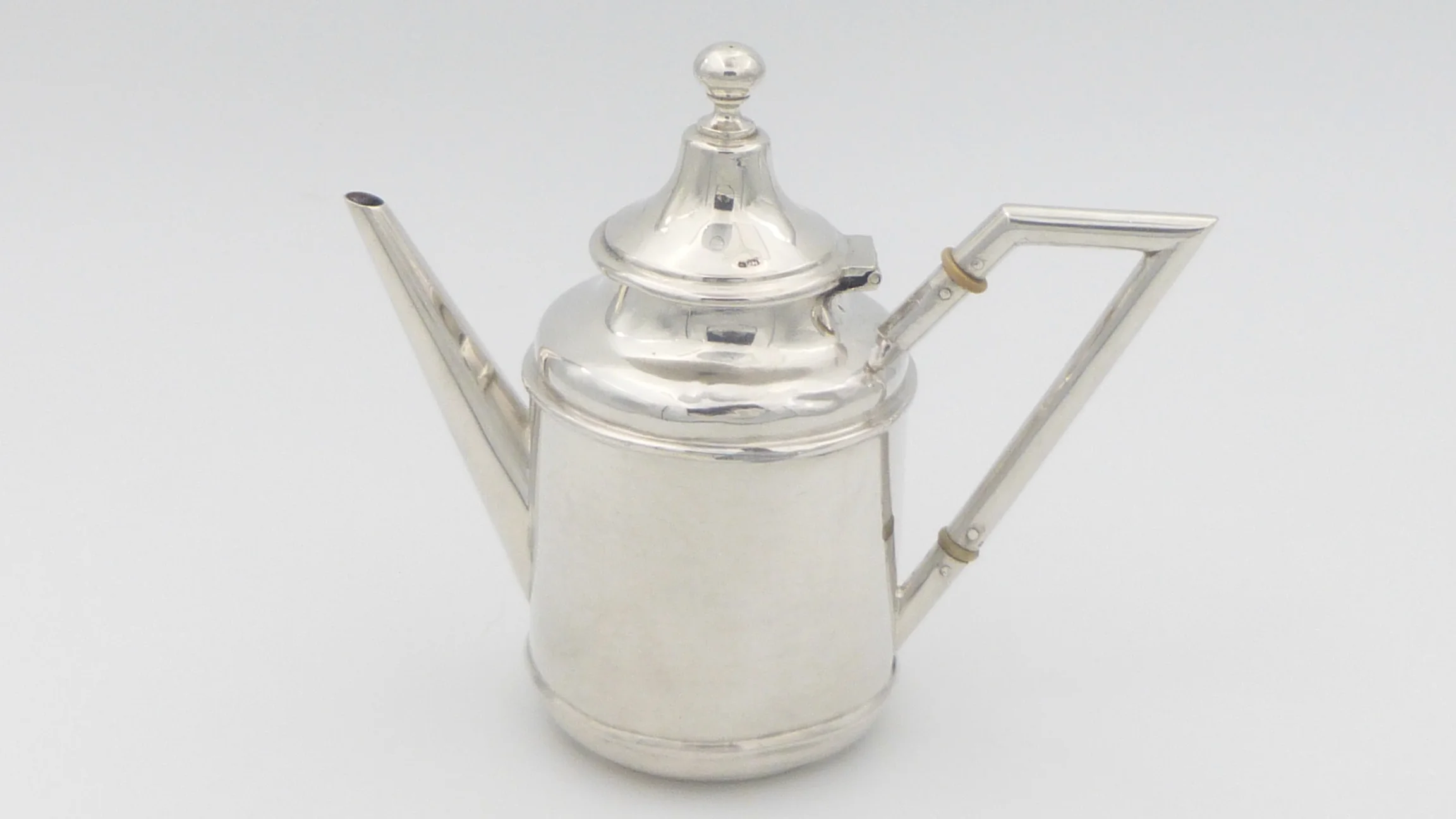 Massiv silbernes Kaffeekännchen von der Seite
