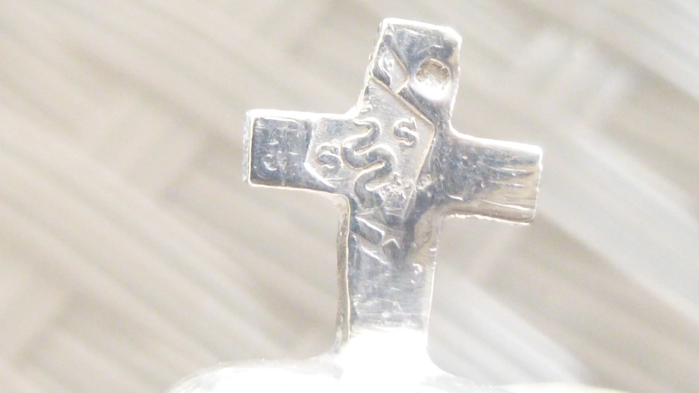 Silberpunze &quot;S&quot; dann Schlangensymbol dann wieder &quot;S&quot;
