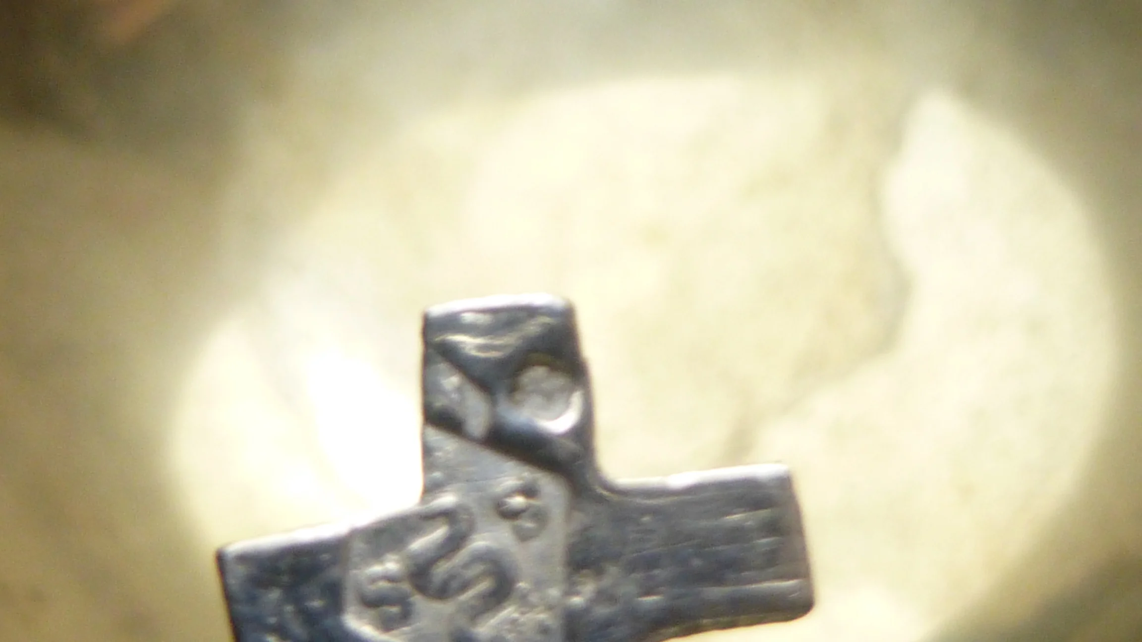 Kreuz Vorderseite kleines Loch oben rechts