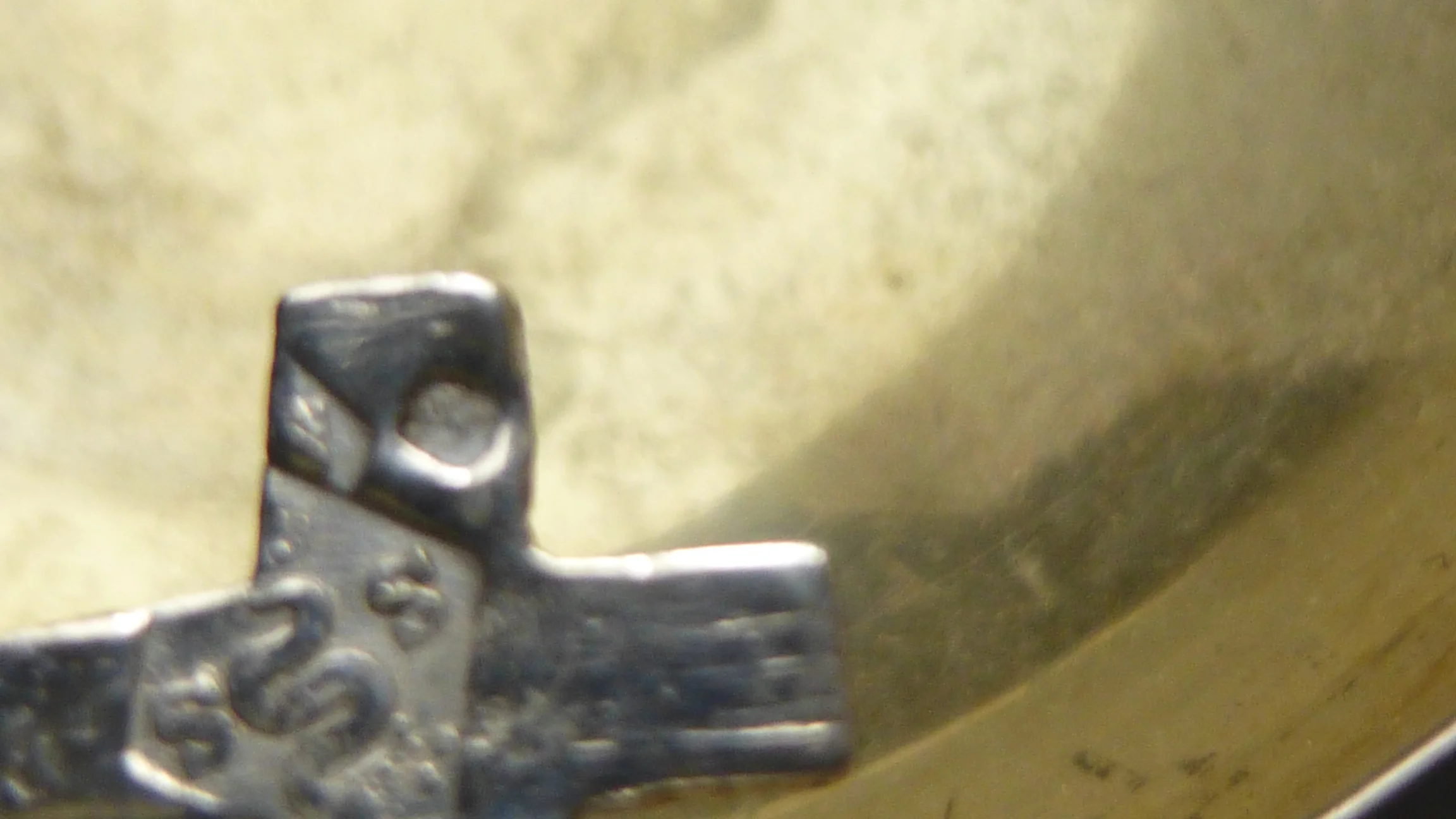 Kreuz Vorderseite kleines Loch oben rechts