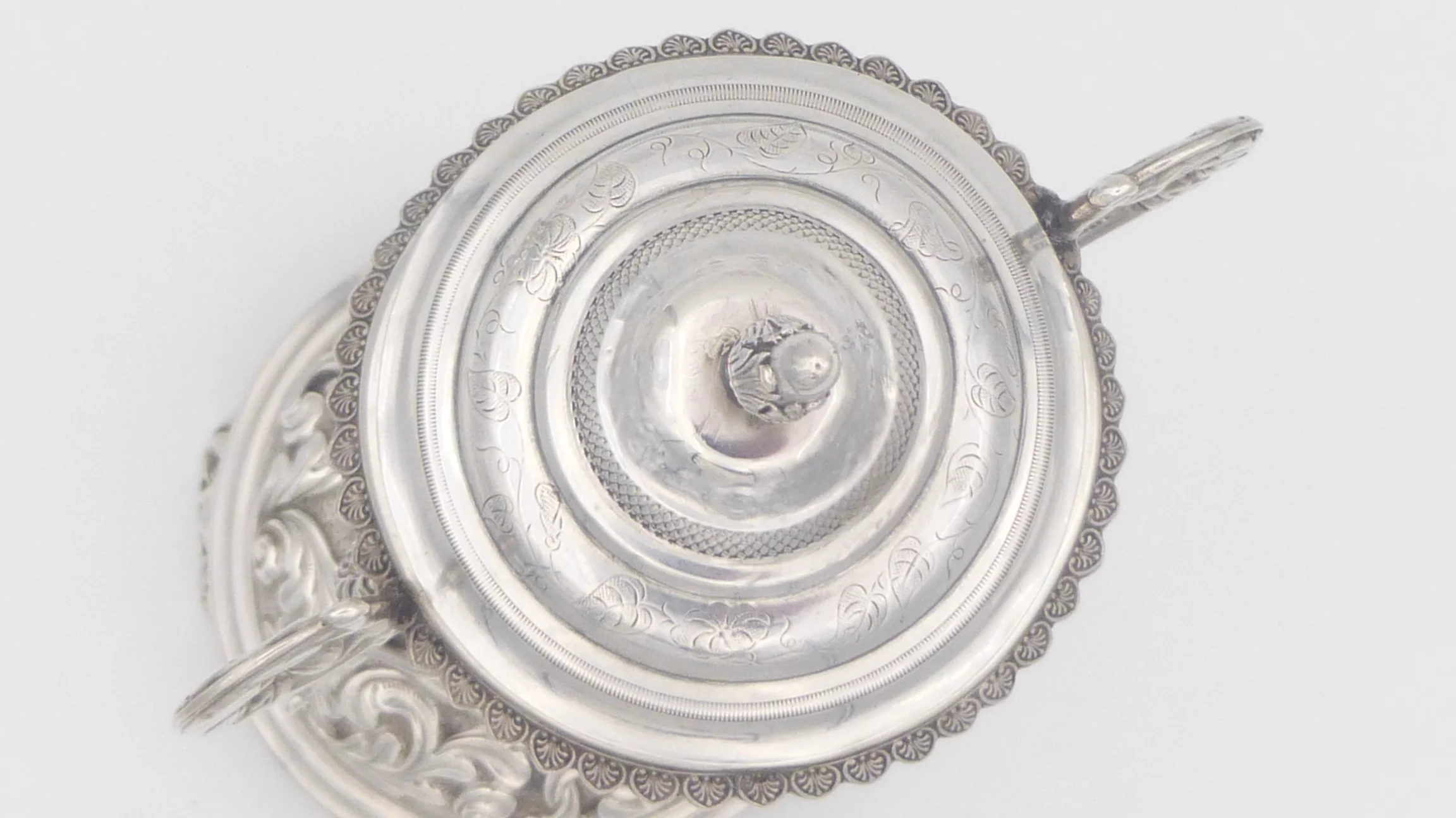 Von oben feine Verzierungen auf dem Deckel
