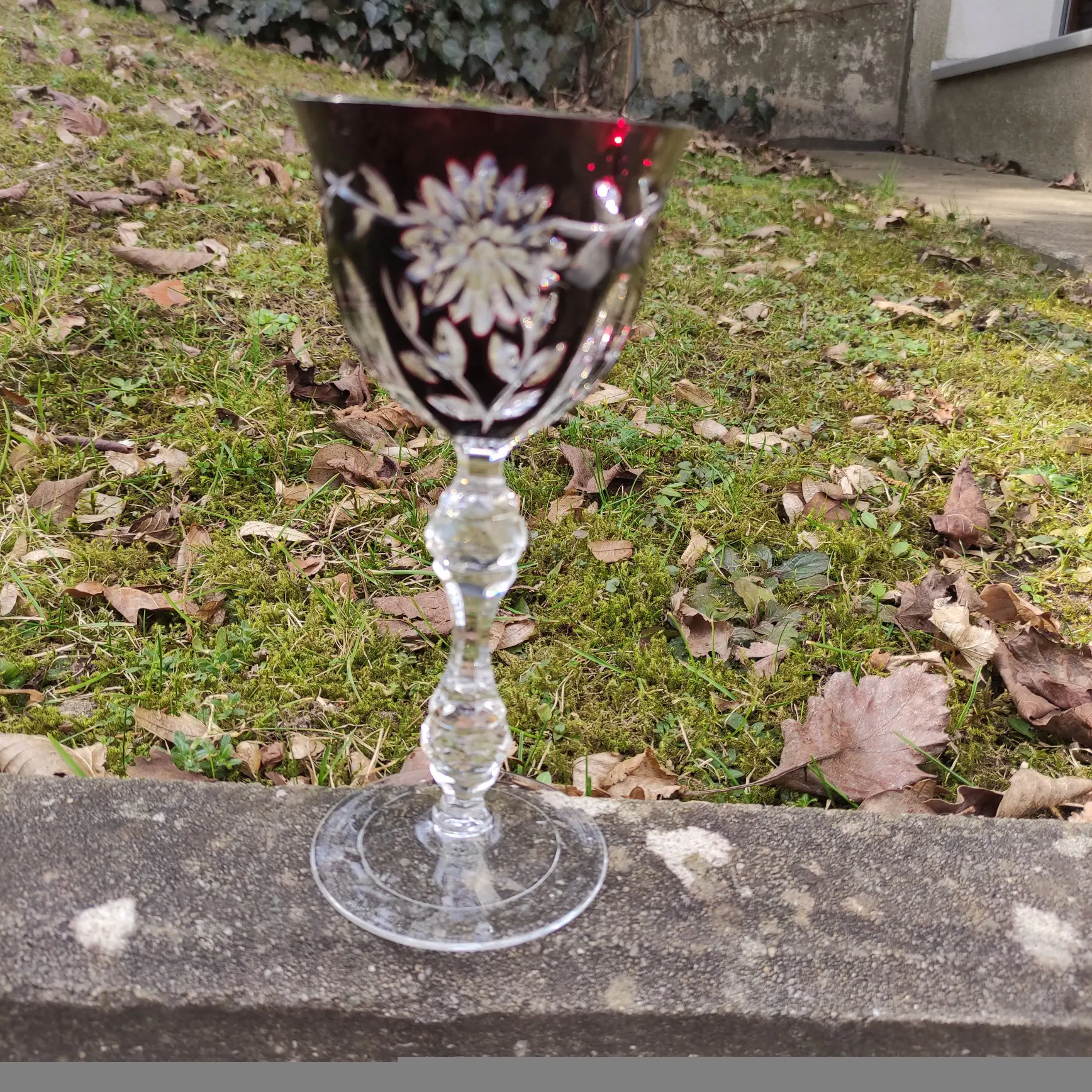 Römerglas klein m Blüten außen Sonne.jpg