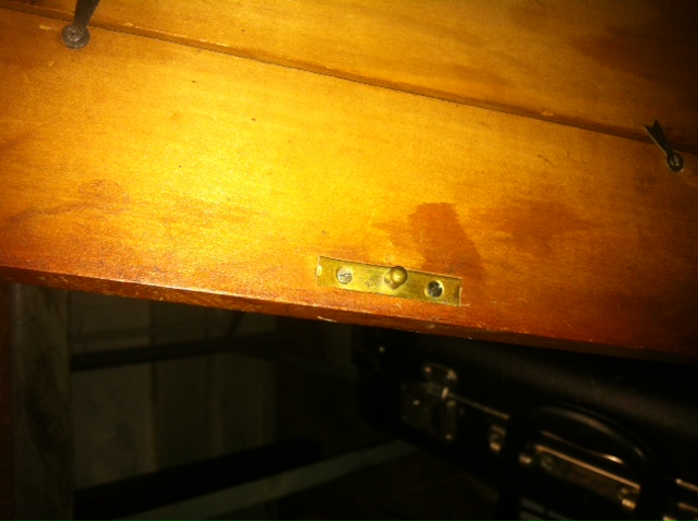 Außen im Holz ist auch ein kleines Schlüsselloch!